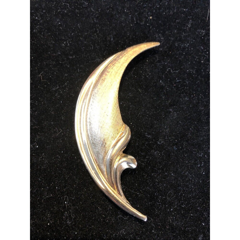 A  GIOVANNI GOLD TONE  VTG SIGNED LEAF  PIN BROOCH